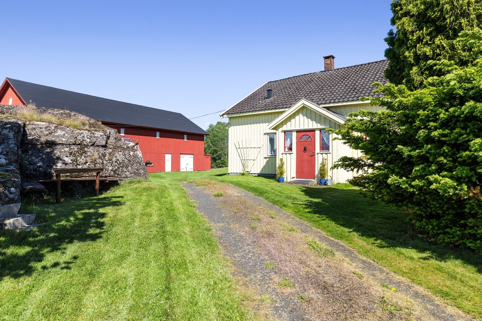 Innkjøringen til det hyggelige tunet. Galleribilde