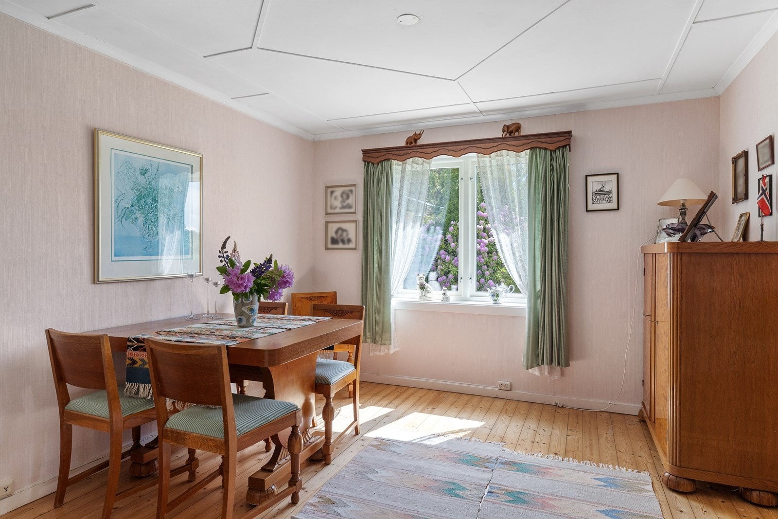 Spisestuen fremstår som et hyggelig og innbydende rom med god plass til familie og gjester. Rommet har en lun og trivelig atmosfære som innbyr til både hverdagsmåltider og hyggelige sammenkomster. Galleribilde