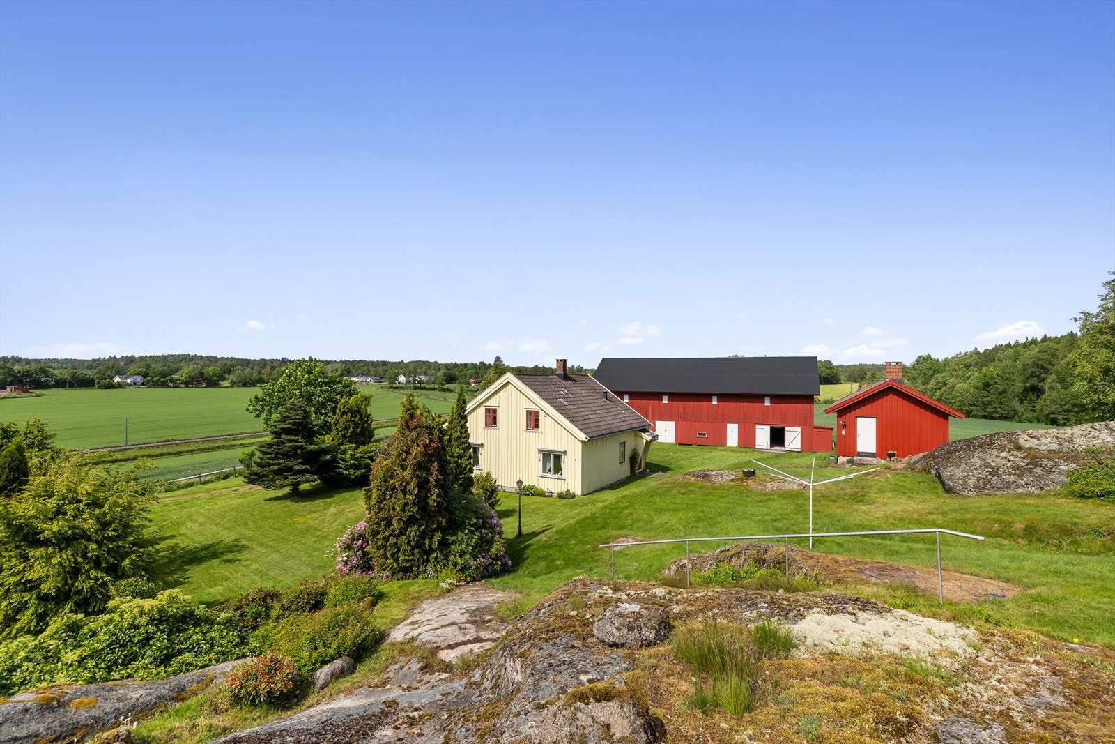 Eiendommen har samtidig bevart mye av sitt naturlige særpreg gjennom innslag av fjell, naturlige terrengformasjoner og spredt vegetasjon med trær som tilfører karakter og variasjon til uteområdene. Galleribilde