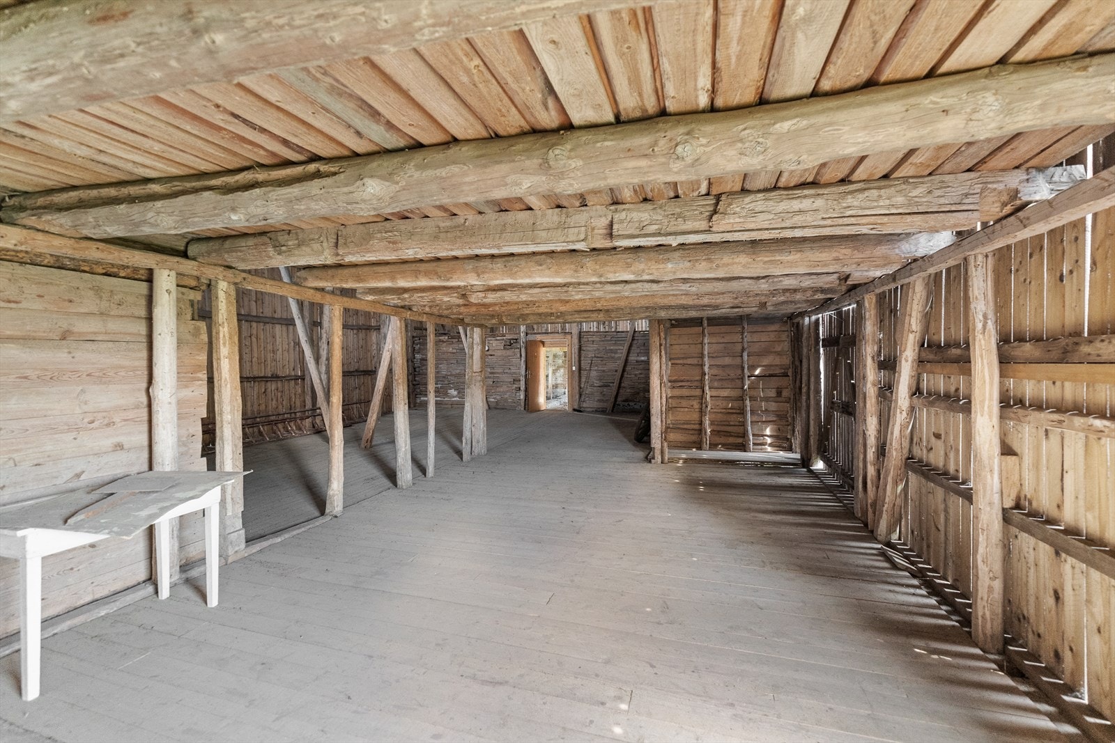 Første etasje på låven ble tidligere benyttet til husdyrhold. Galleribilde