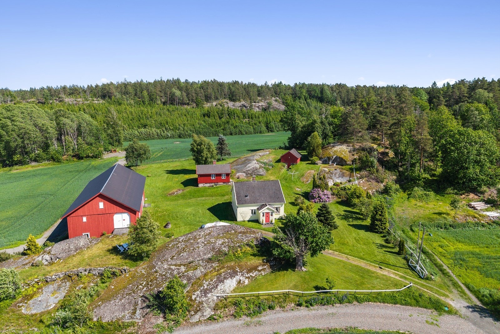 Beliggenheten er ideell for deg som ønsker en rolig hverdag i naturskjønne omgivelser, samtidig som du har kort vei til nødvendige servicetilbud. Galleribilde