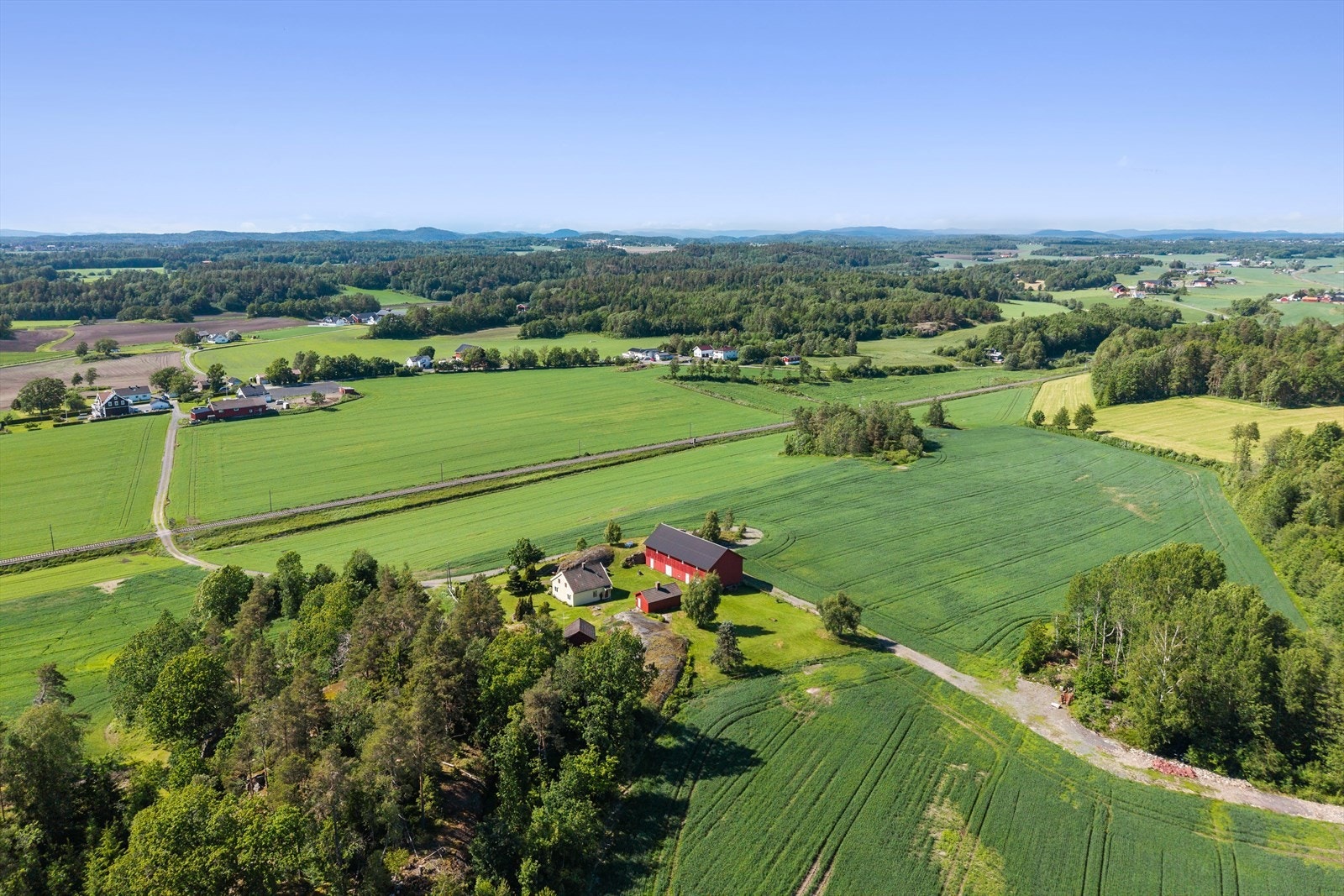 Her får man en sjelden kombinasjon av fredelige omgivelser, gode solforhold og nærhet til både natur og byliv. Velkommen! Galleribilde