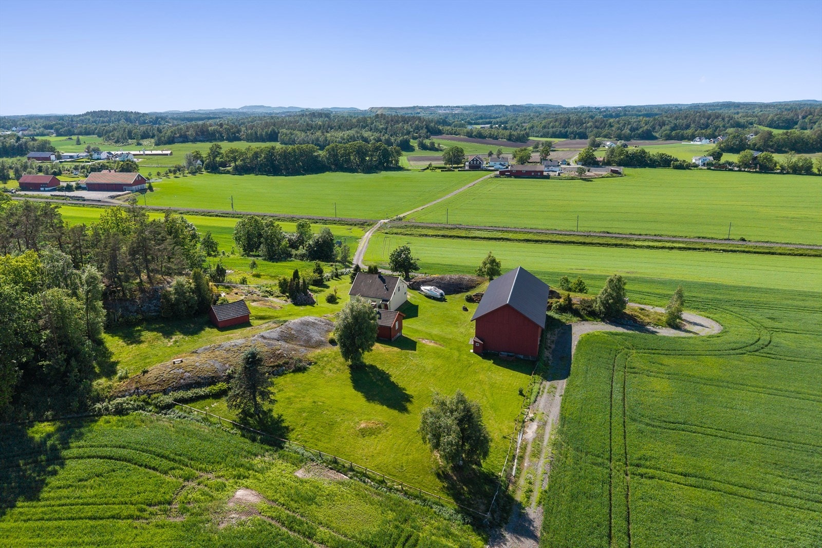 Området preges av lite trafikk og et trygt nærmiljø, noe som gjør eiendommen særlig attraktiv for familier, friluftsinteresserte og alle som setter pris på landlige omgivelser med god plass rundt seg. Galleribilde