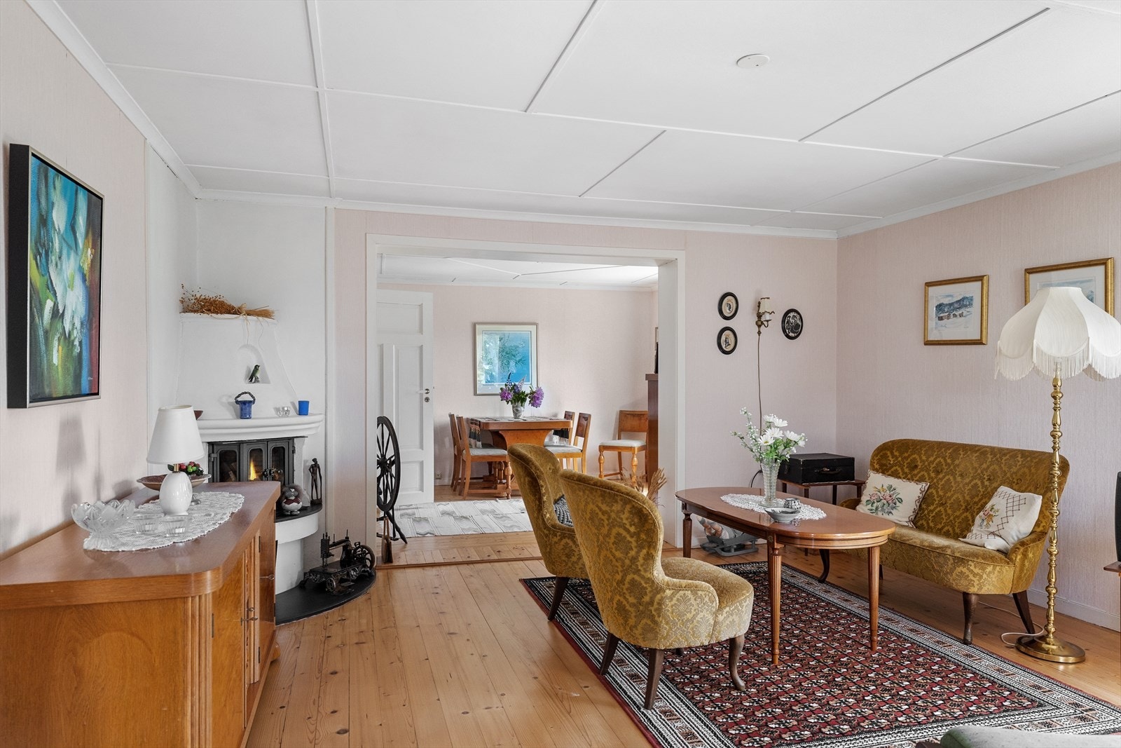Furugulvet tilfører både varme og sjel, mens de lyse veggflatene skaper en lys og behagelig ramme rundt rommet. Galleribilde