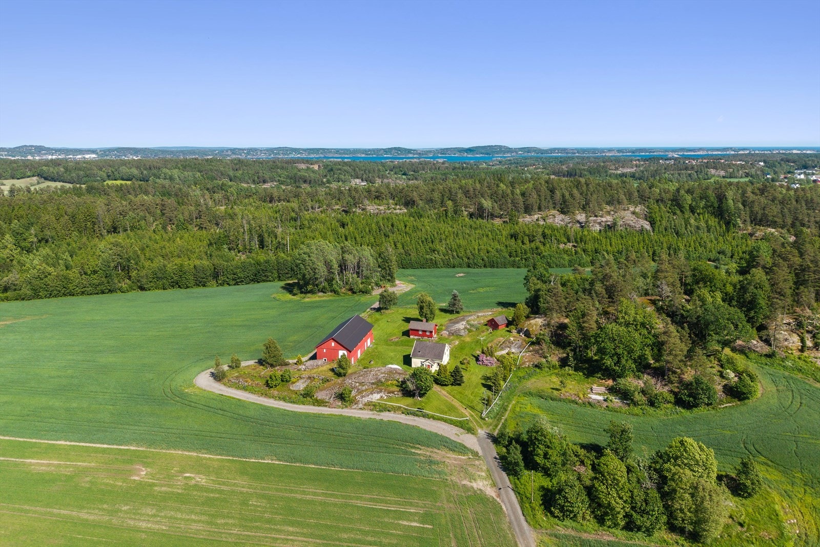 Fra eiendommen kan man nyte solen fra tidlig morgen til langt ut på kvelden. De åpne omgivelsene gir gode lysforhold og en flott utsikt som varierer med årstidene. Galleribilde