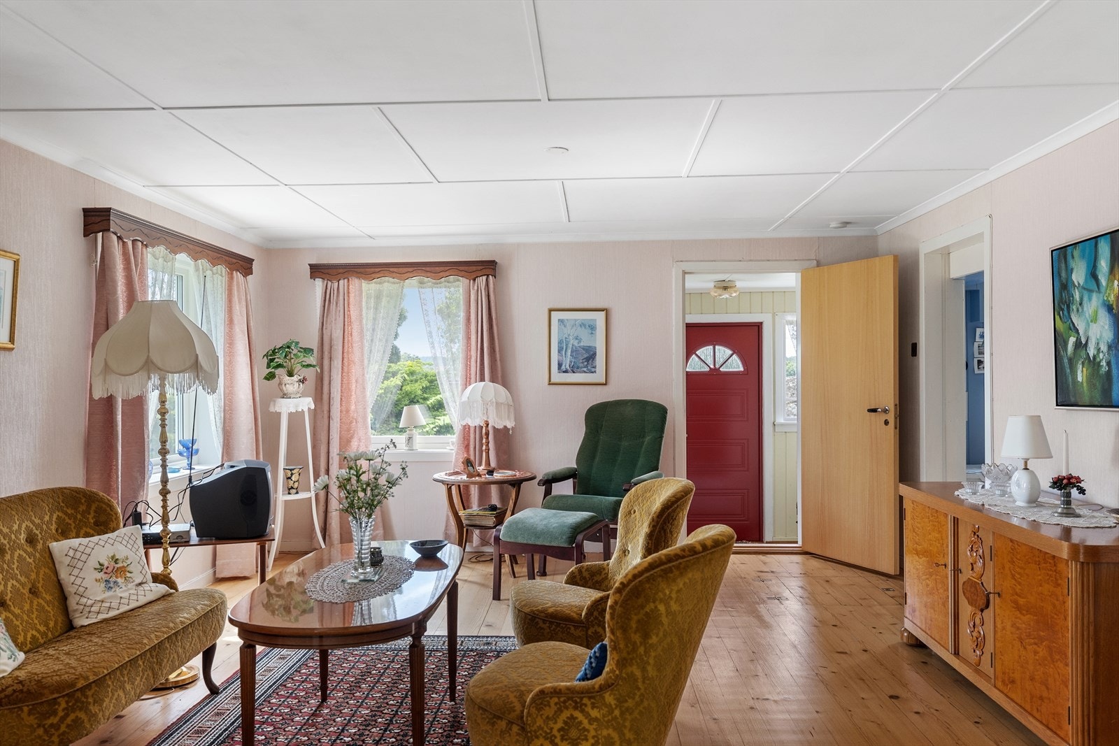 Stuen er et sjarmerende og innbydende oppholdsrom som bærer preg av husets alder og karakter. Her kombineres tradisjonelle detaljer med en varm og hjemmekoselig atmosfære som gjør rommet til et naturlig samlingspunkt i boligen. Galleribilde