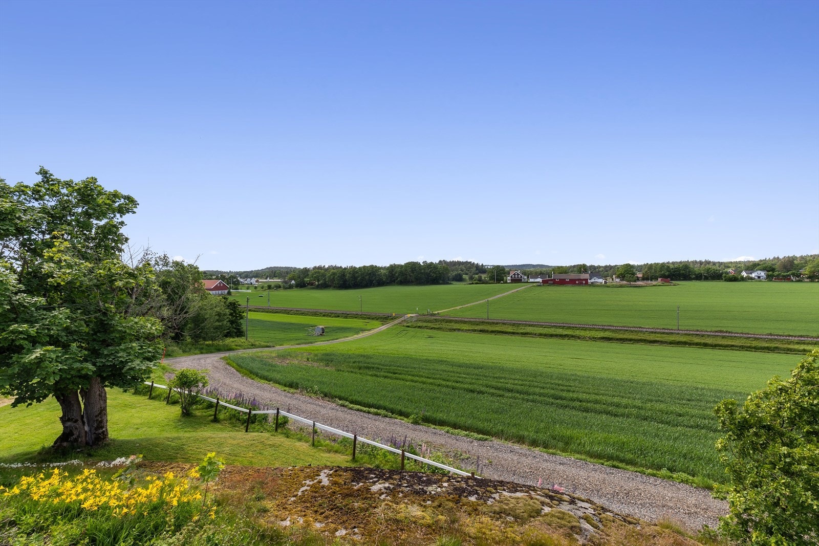 Eiendommen har en attraktiv og landlig beliggenhet i Tjodalyng/Løve, omgitt av et vakkert og åpent kulturlandskap med vidstrakt utsikt over jorder, skogholt og omkringliggende landbruksområder. Galleribilde