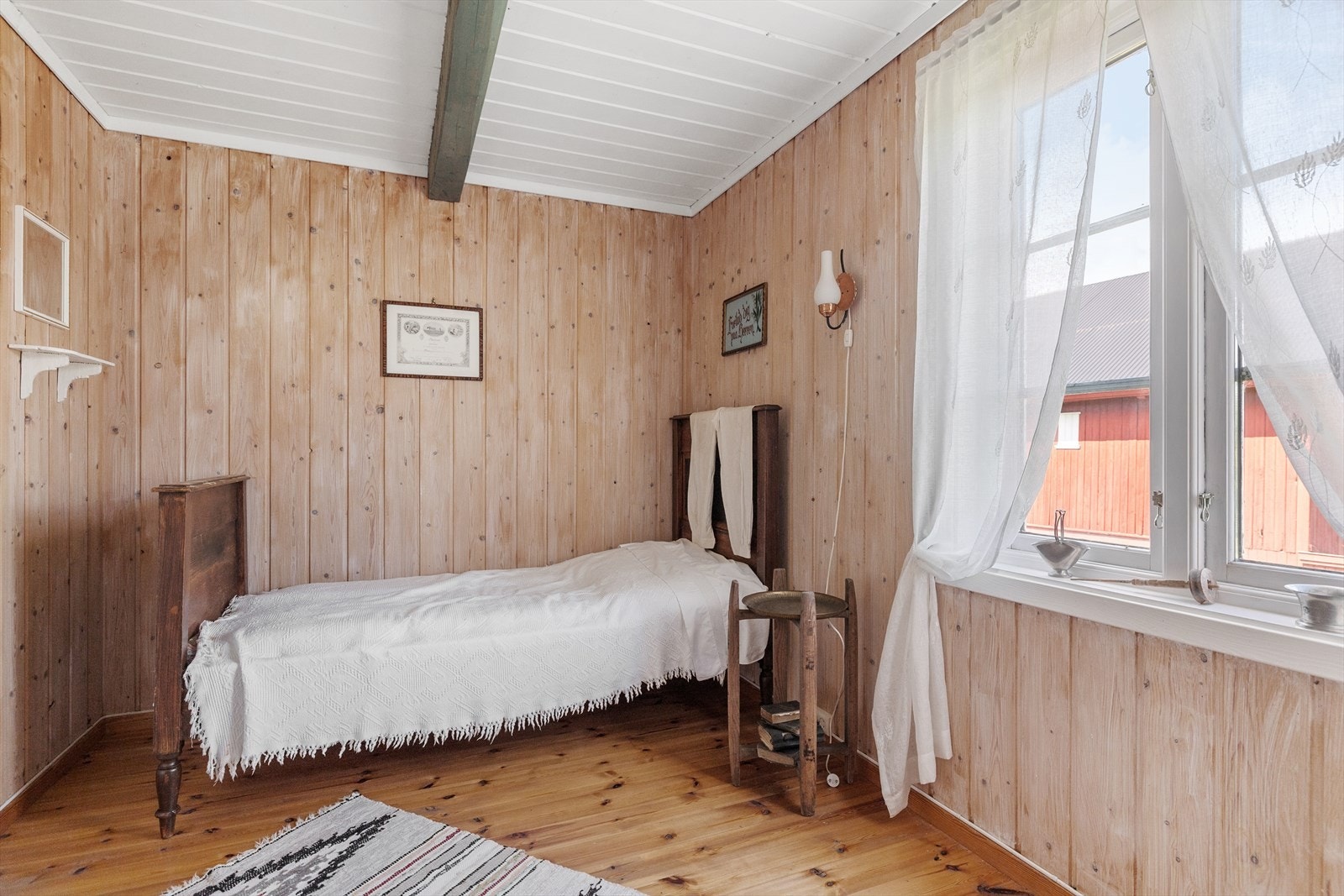 Dette lyse og hyggelige rommet gir en lun og innbydende atmosfære, og er perfekt som overnattingsrom for gjester. Galleribilde
