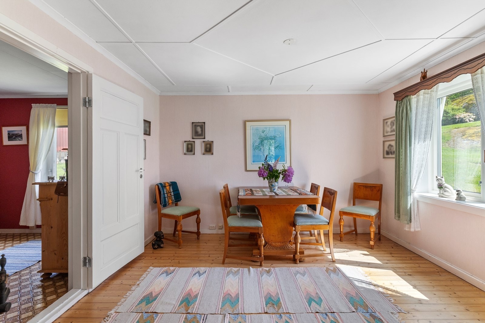 Dette er en stue med sjel og atmosfære, hvor historiske kvaliteter og hyggelige detaljer danner rammen for et trivelig oppholdsrom med mange muligheter for å skape et personlig hjem. Galleribilde
