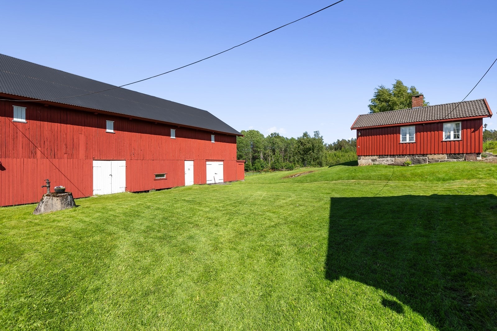 Tunet mellom bygningene byr på gode åpne arealer og god plass til både parkering, aktiviteter og opphold. Galleribilde