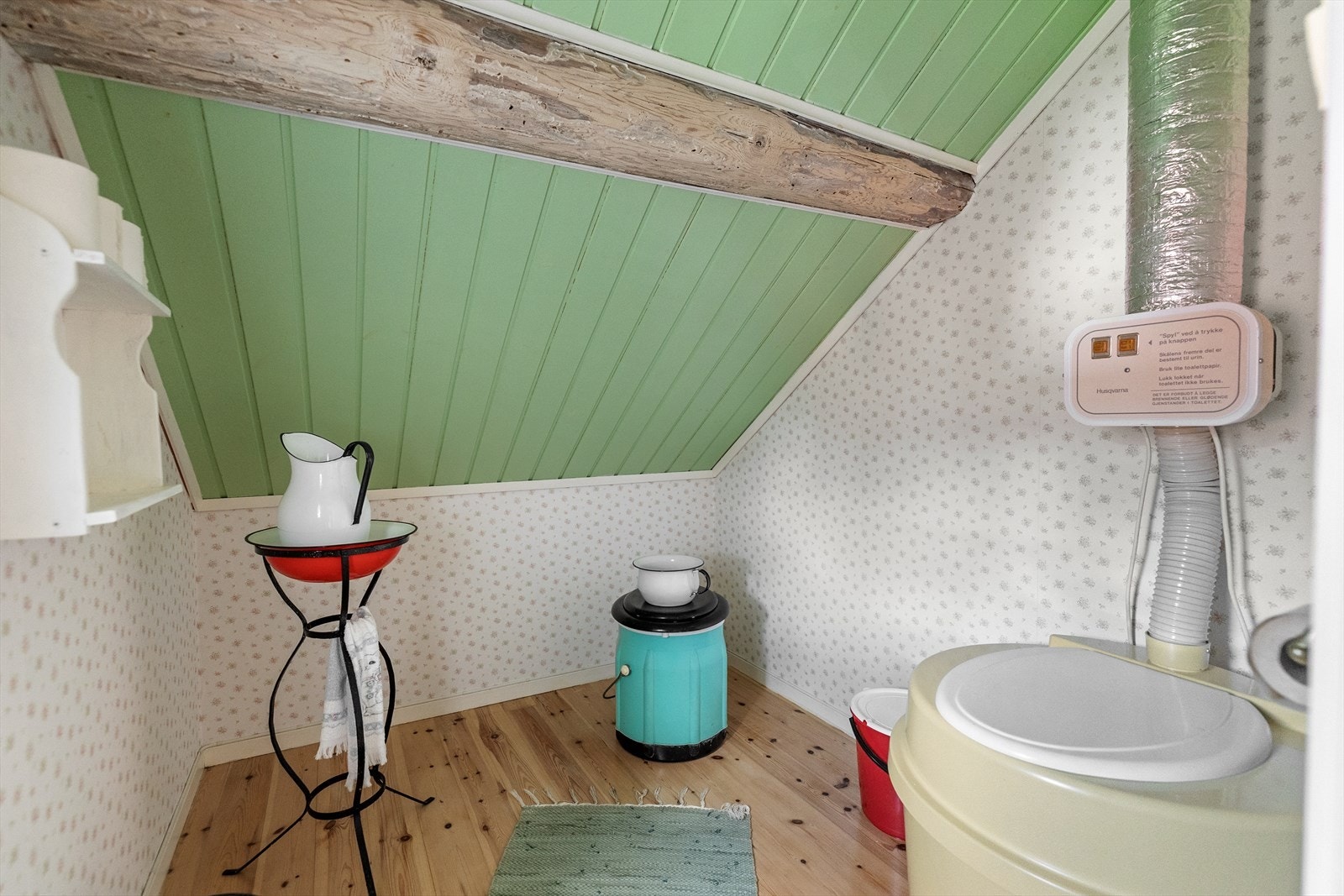 Toalettrommet er utstyrt med et forbrenningstoalett. Galleribilde