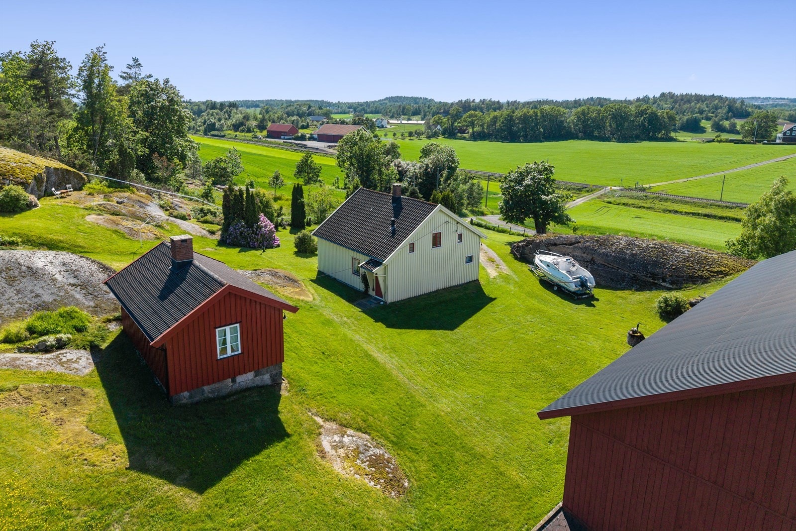 Bryggerhuset er en eldre separat bygning på tomten, innredet med stue, rom med bakerovn og soverom/gjesterom. Galleribilde