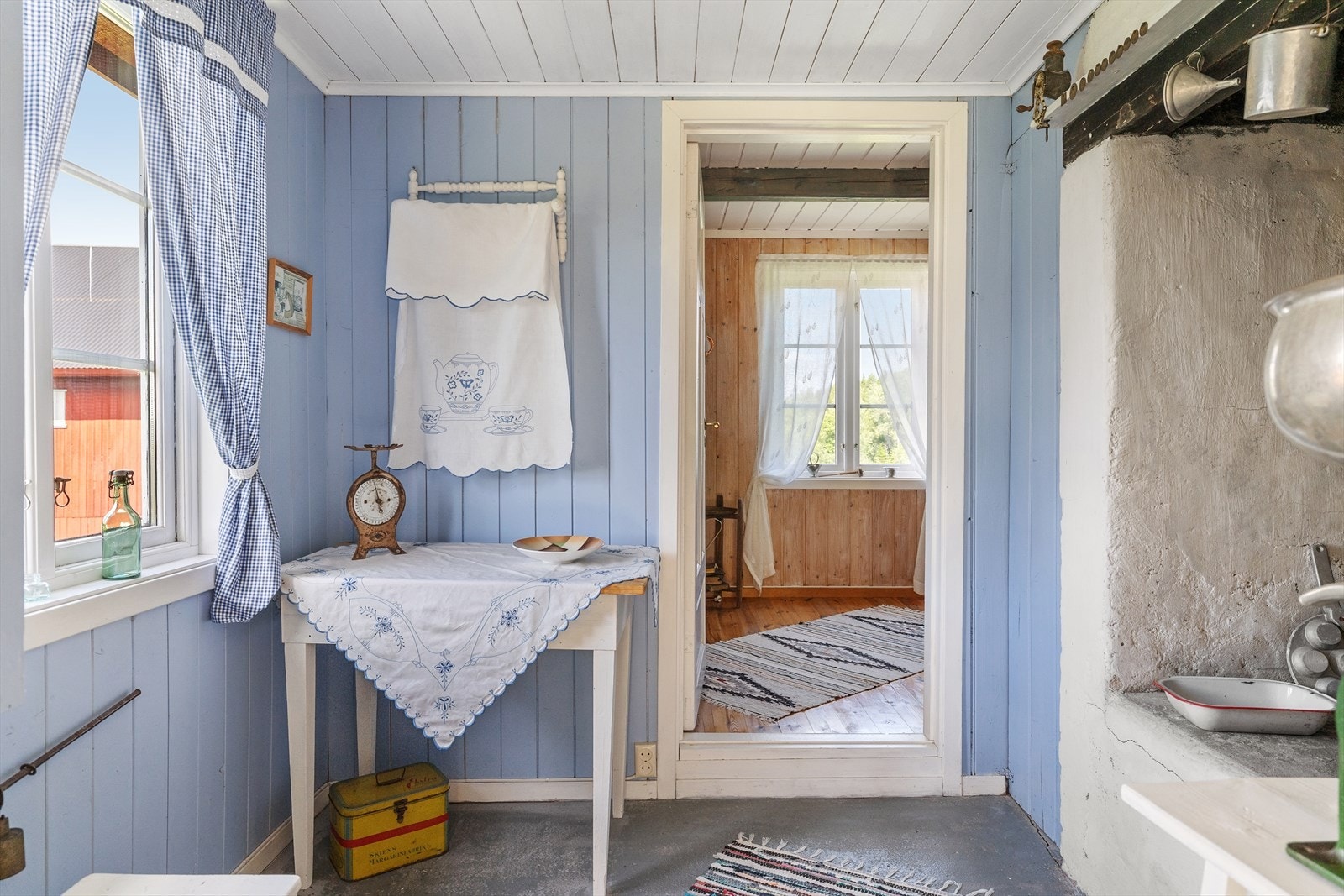 Innvendig i bryggerhuset finner man en flott bevart bakerovn som gir bygningen et autentisk og historisk preg. Bakerovnen er et sjarmerende minne fra tidligere tider. Dette er en detalj som fremhever eiendommens historie og unike karakter på en fin måte. Galleribilde