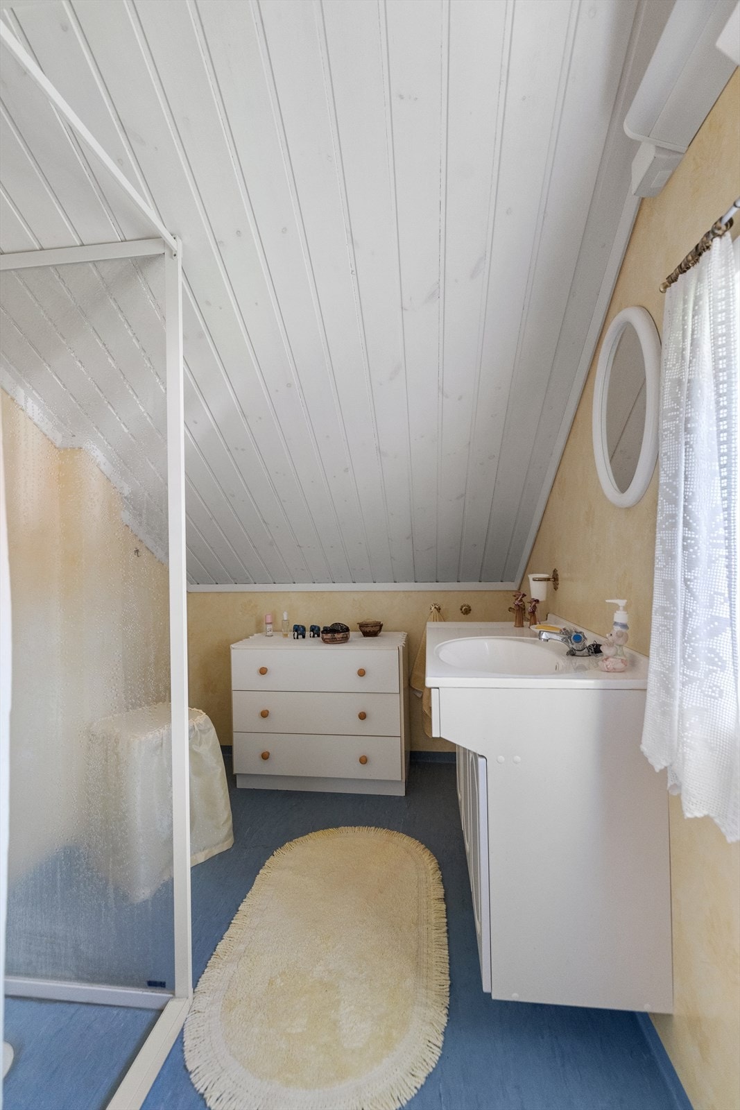 Dusjbadet i andre etasje har gulvvarme, belegg på gulv og våtromstapet på veggene. Galleribilde