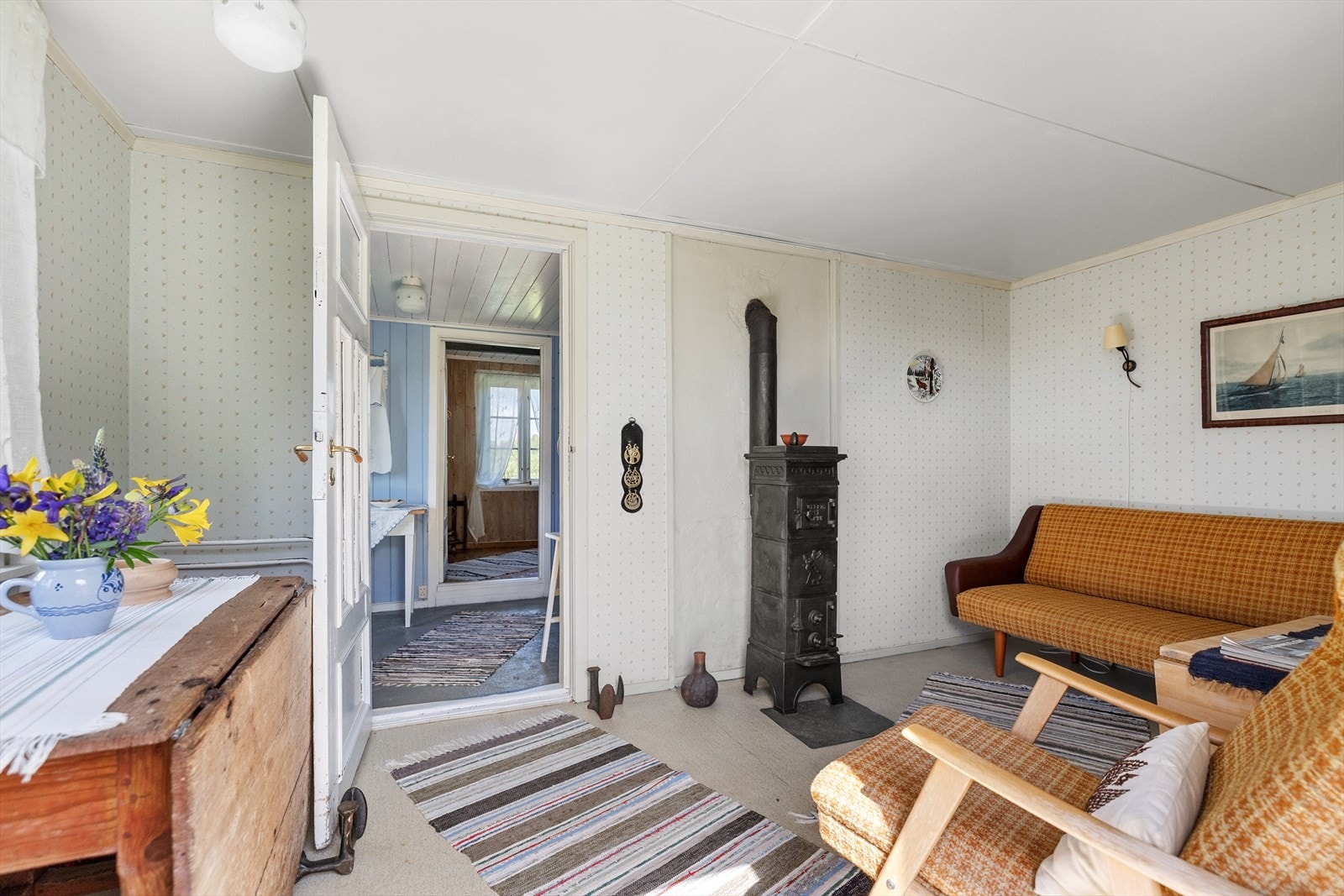 Bryggerhuset rommer en sjarmerende stue med en lun og innbydende atmosfære. Rommet har et hyggelig preg som harmonerer godt med eiendommens historiske karakter, og fremstår som et trivelig oppholdsrom for både avslapning og sosiale sammenkomster. Galleribilde