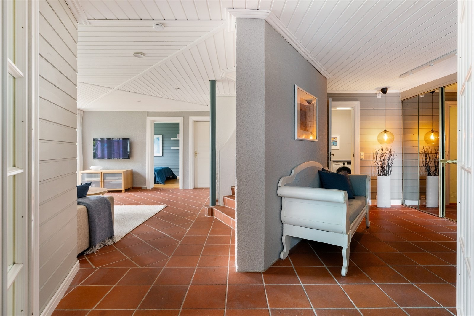 Romslig hall/stue på 45 kvm med gode oppbevaringsmuligheter og et flott stueområde som gir rommet en praktisk og hyggelig funksjon i hverdagen. Galleribilde