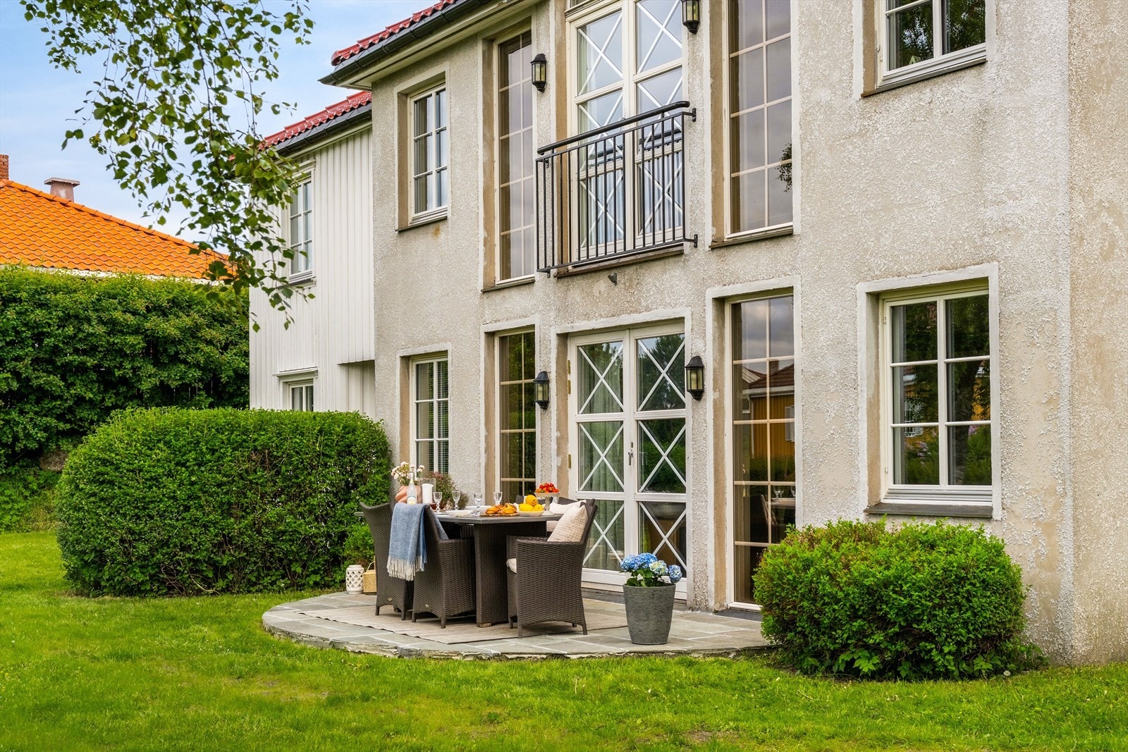 Det flotte, steinbelagte uteområdet gir eiendommen en innbydende og anvendelig uteplass, perfekt for utemøbler, grill og hyggelige måltider under åpen himmel. Galleribilde