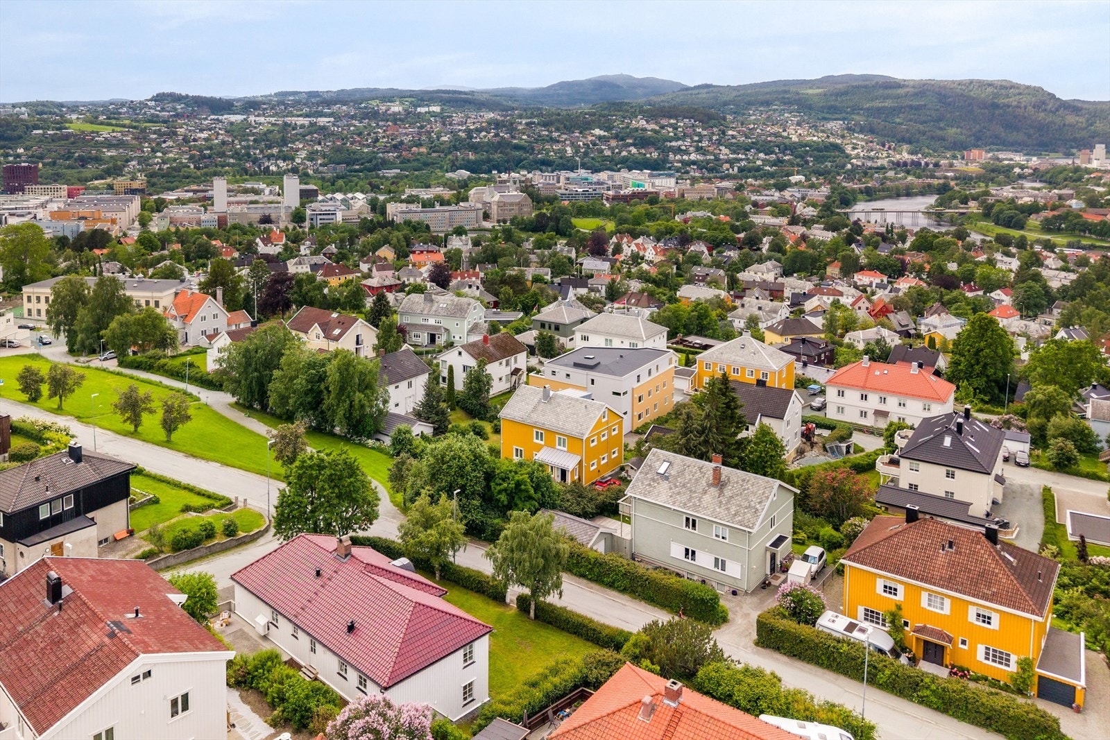 Området har et rolig og familievennlig preg, med kort vei til skoler, barnehager, fritidstilbud, dagligvare og offentlig kommunikasjon. Galleribilde