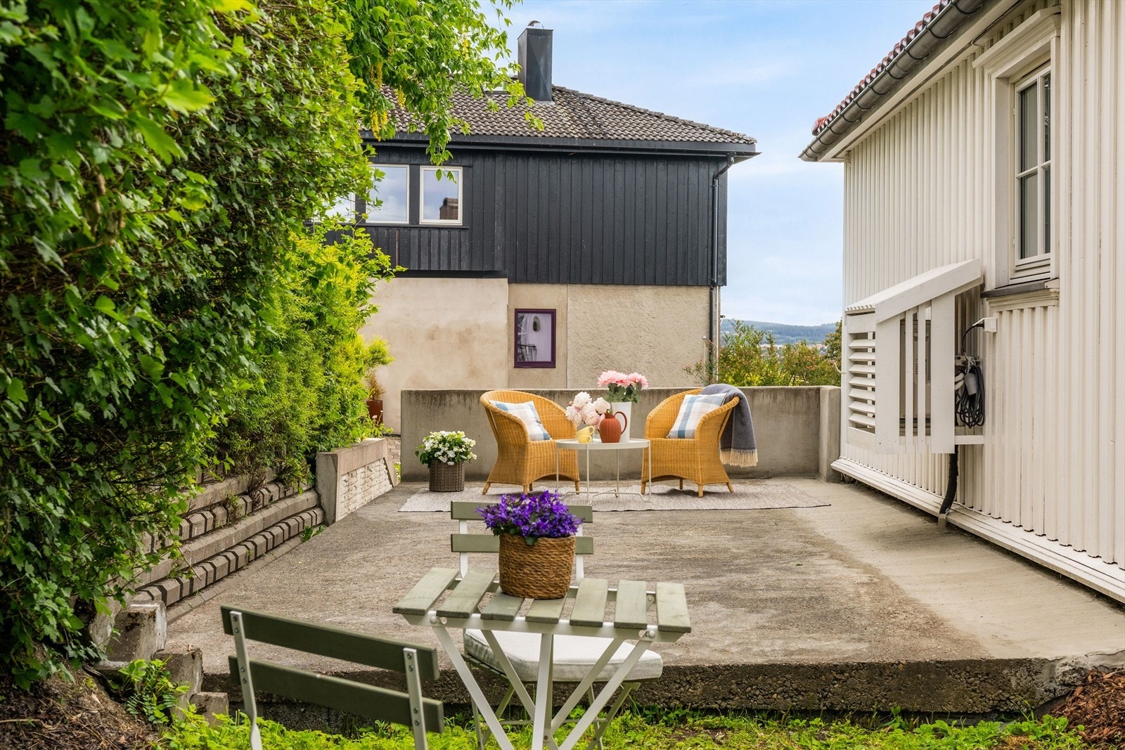 Flott uteområdet med gode møbleringsmuligheter i tilknytning til hagen. Galleribilde