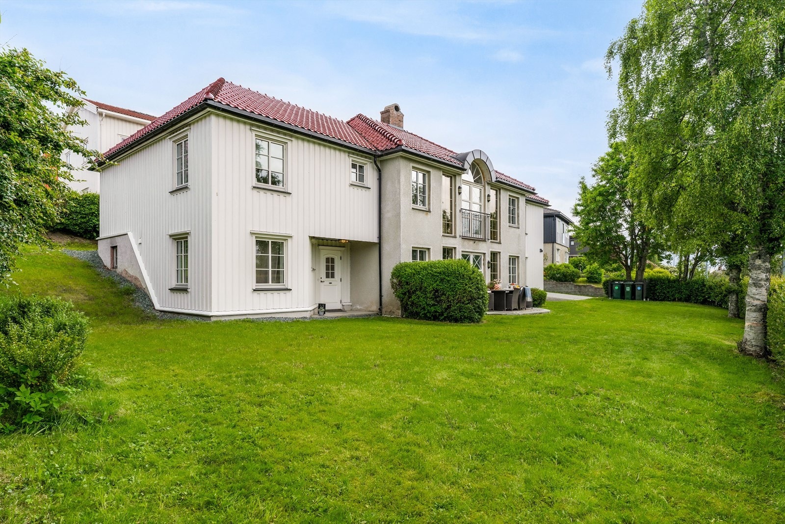 Eiendommen har en stor og frodig hage som gir rikelig med boltreplass for både store og små. Galleribilde