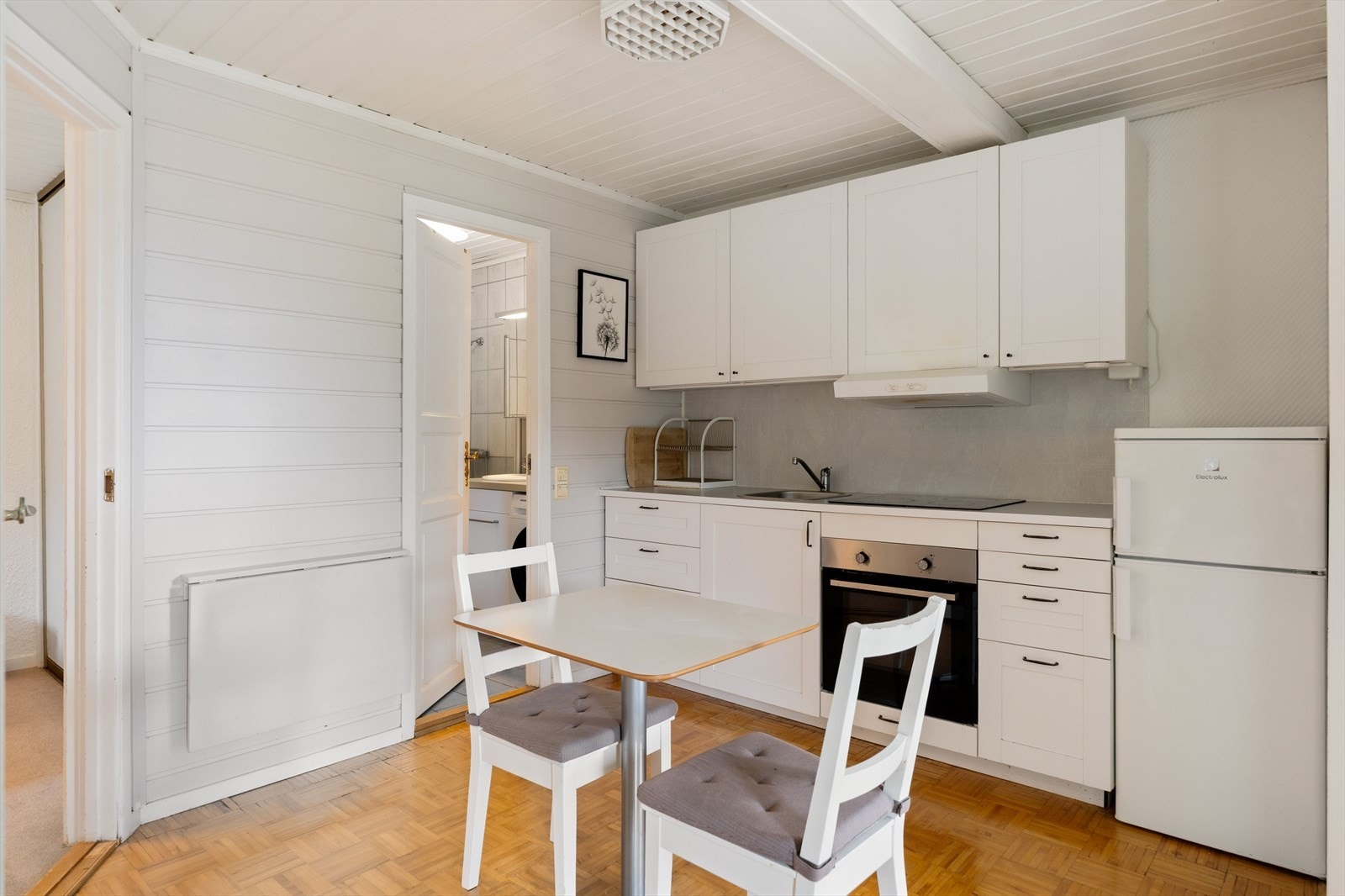 Funksjonellt kjøkken med god skap- og benkeplass og eget spiseområde. Galleribilde