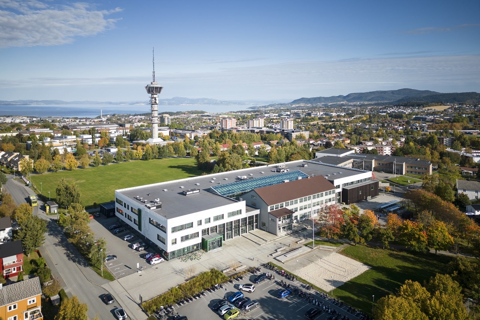 Strinda videregående skole med sitt brede utvalg av studietilbud ligger kun en kort spasertur fra eiendommen. Galleribilde