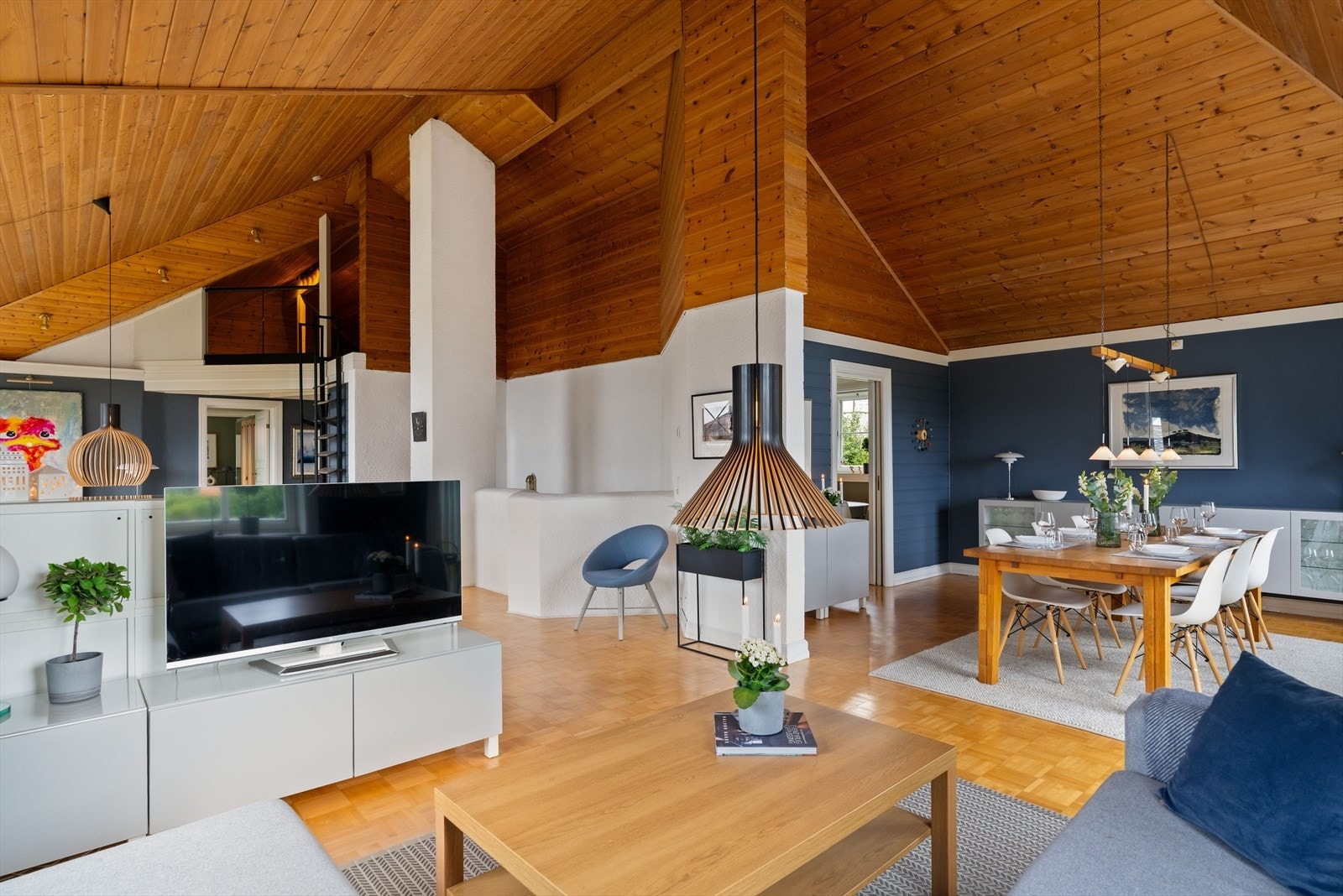Stuen deles naturlig inn i egne soner for TV-stue, loungesone og spiseområdet. Galleribilde