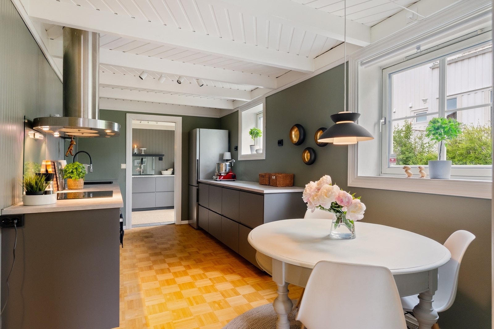 Kjøkkenet byr på god skap- og benkeplass samt rom for et lite spisesområde. Galleribilde