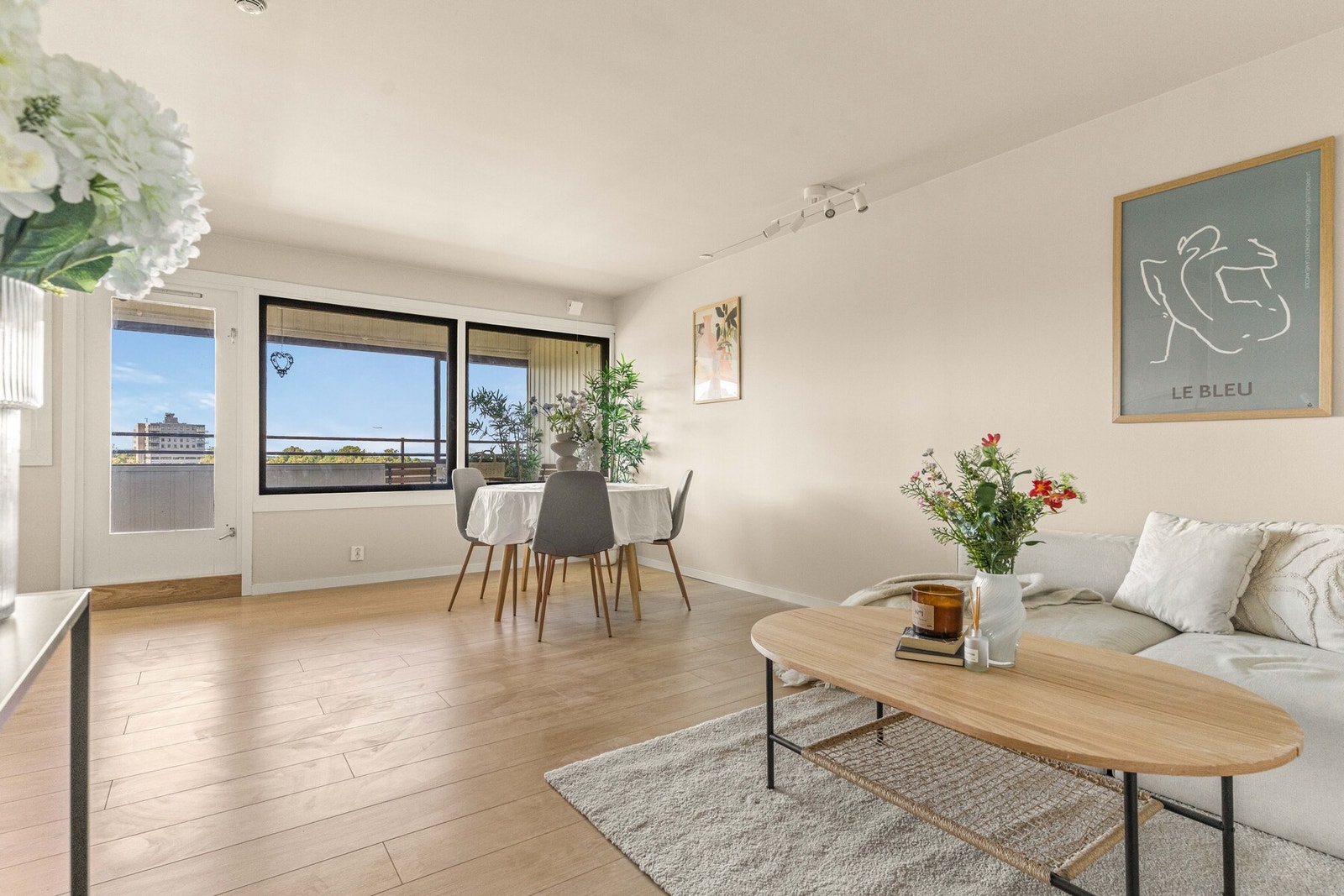 En romslig oppholdssone med naturlig flyt mellom stue, spiseplass og balkong. Galleribilde