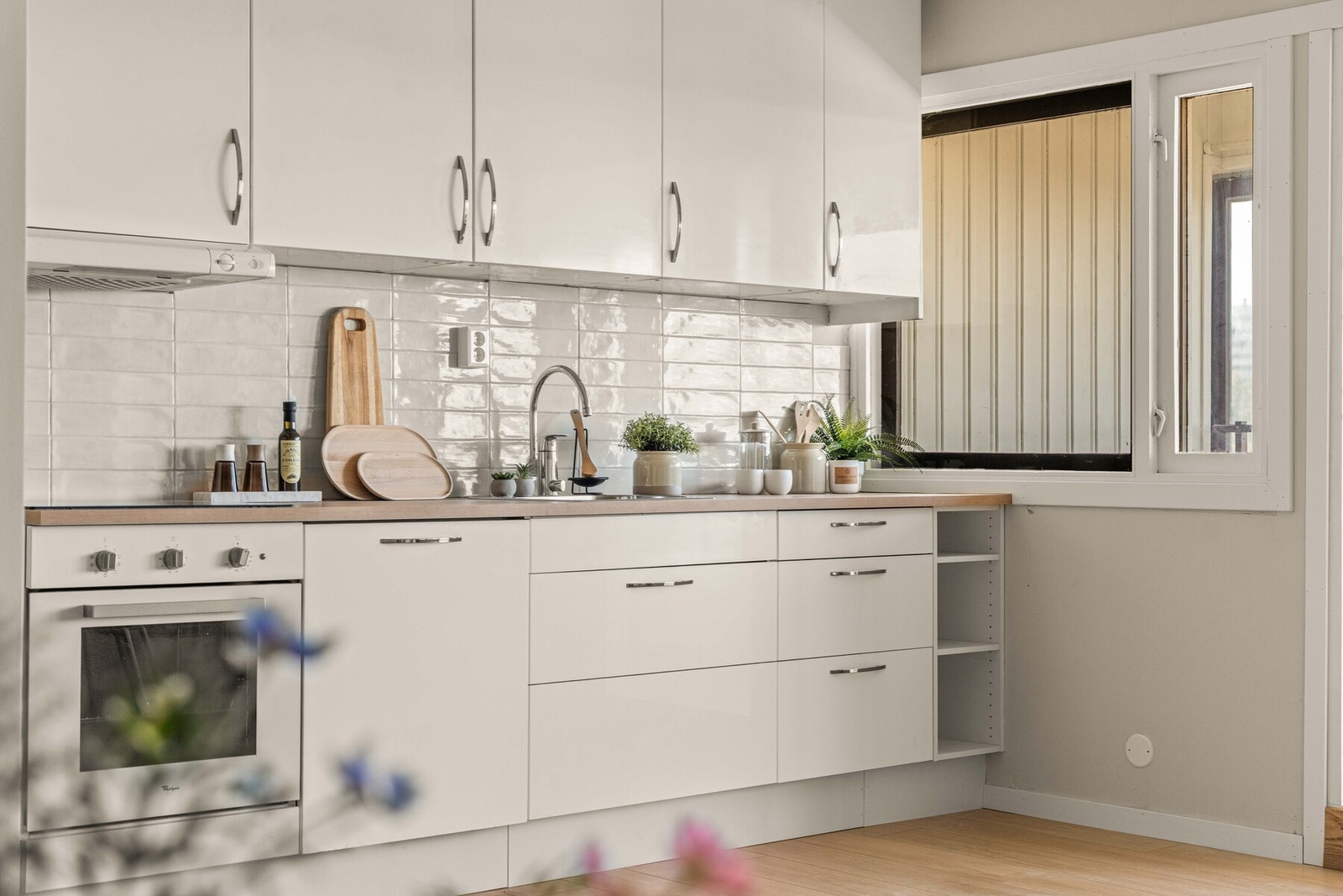 Tidløst kjøkken hvor funksjonalitet og design går hånd i hånd. Galleribilde