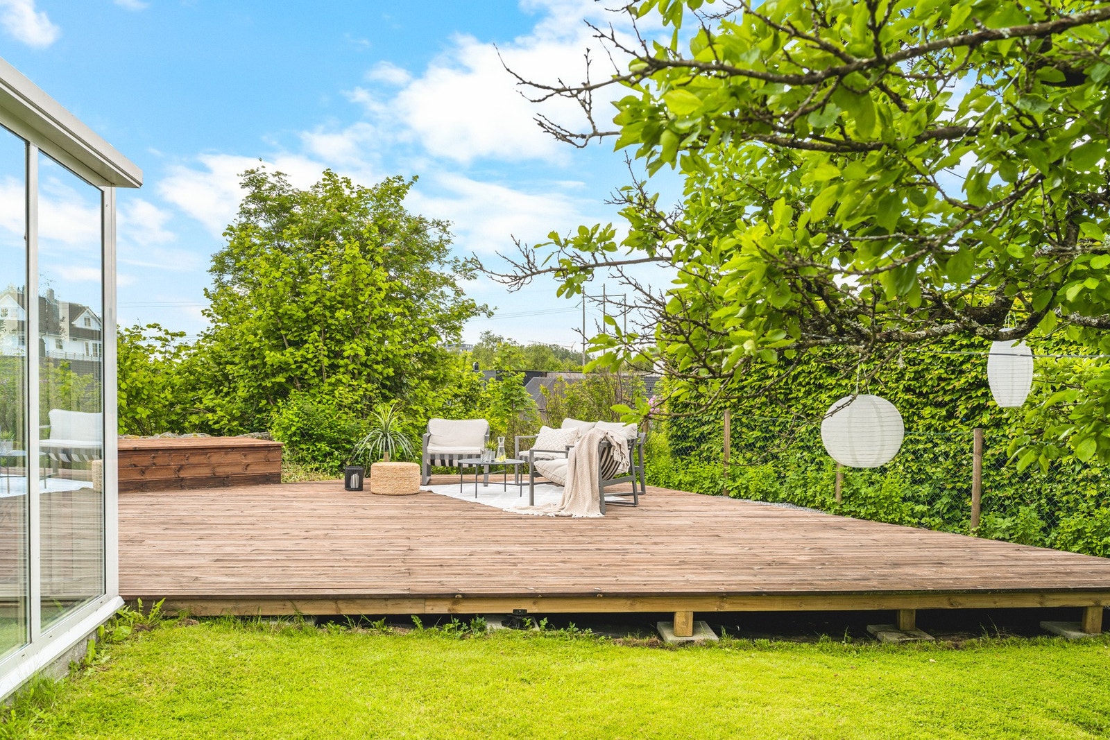 Terrassen er i hovedsak sørvendt, men den får også sol fra både øst og vest, som gjør at en kan nyte solen her hele dagen på sommerstid! Galleribilde