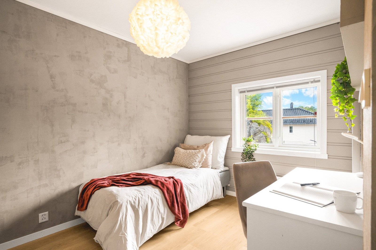 Begge soverommene har god plass til å innrede med dobbeltseng og garderobeløsning. Galleribilde