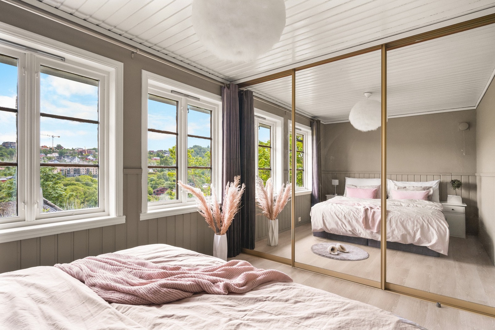 Her er en stor innebygget skyvedørsgarderobe med speilfronter. Galleribilde