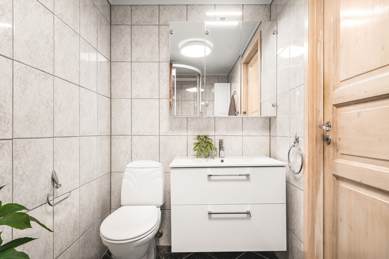 Badet har fått nye baderomsmøbler, og er innredet med toalett, helstøpt servant, skuffer under servant med slette fronter, samt dusjkabinett. Galleribilde