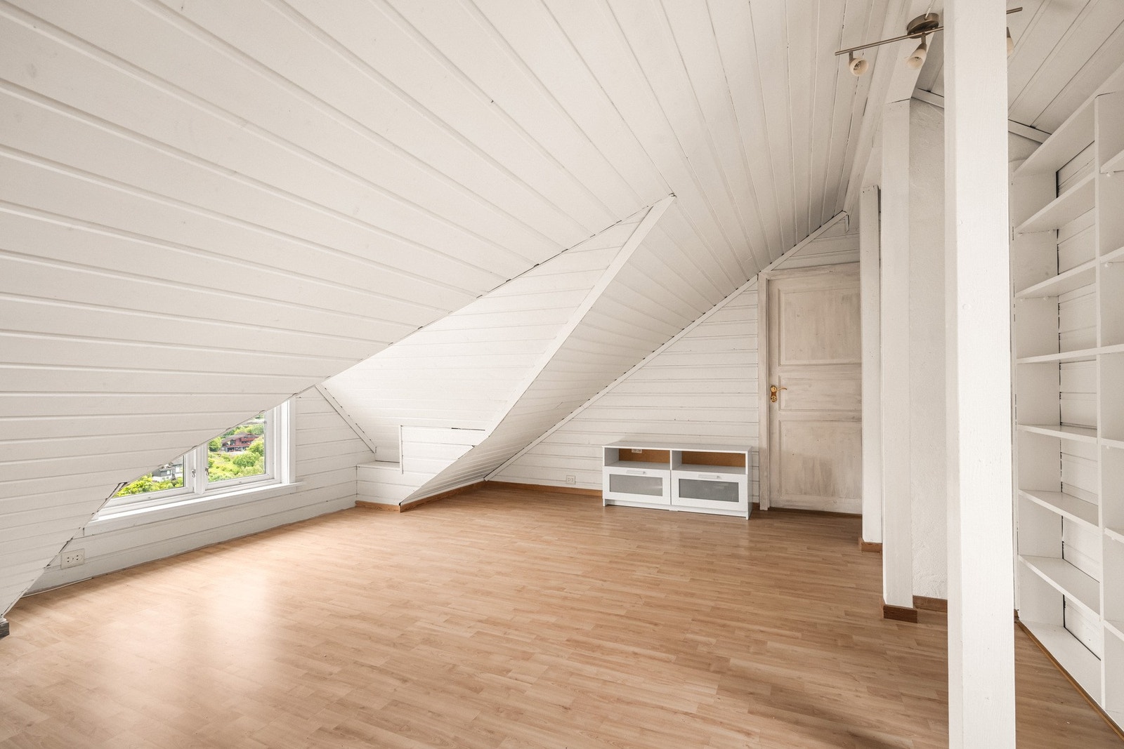 Stuen har god plass til å innrede med sofaseksjon og ønsket mediemøblement. Galleribilde