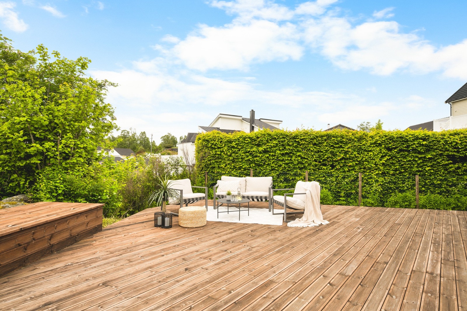 Fra vinterhagen er det videre tilkomst til en stor terrasse på ca. 60 m². Galleribilde