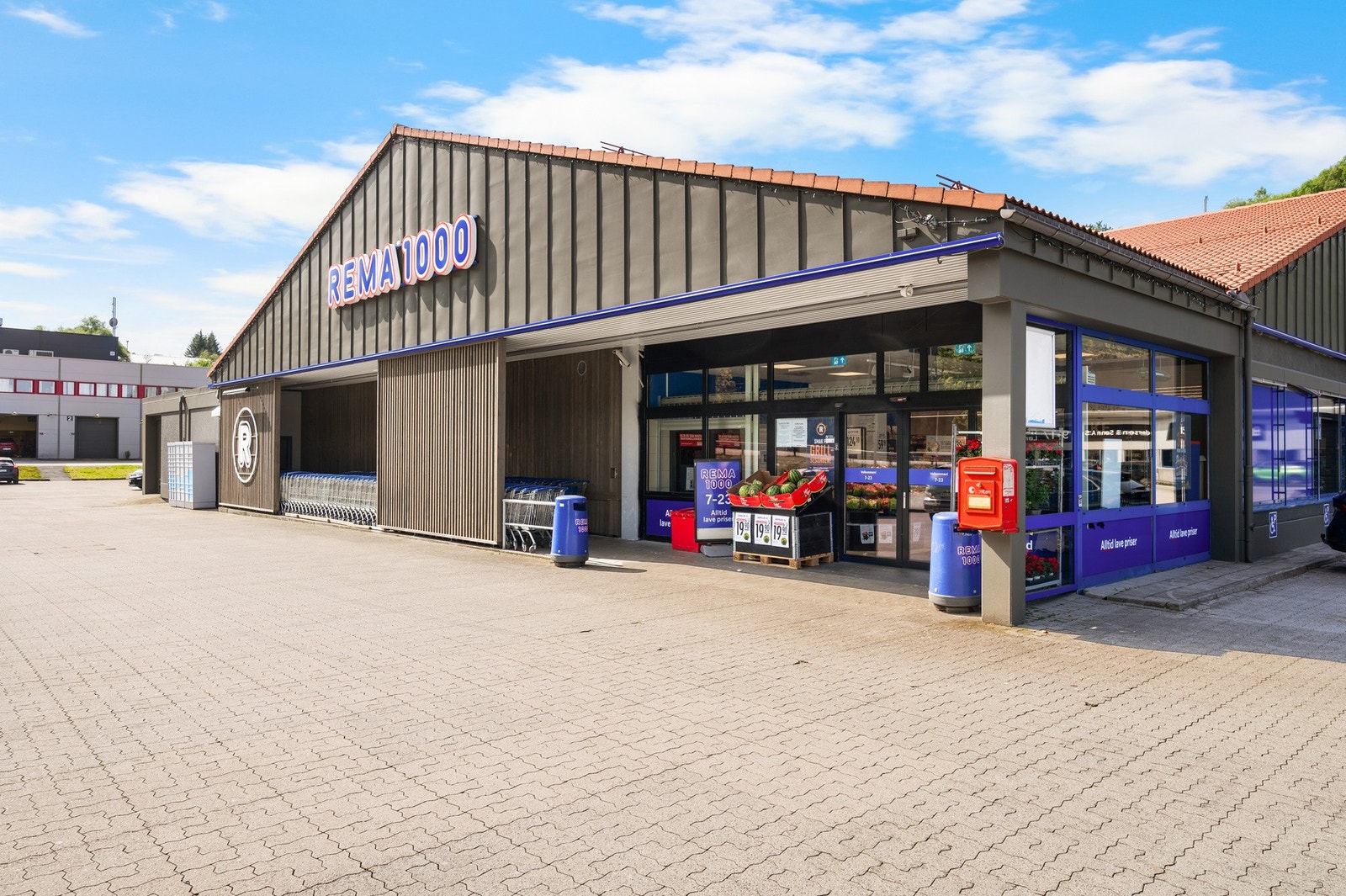 Fra boligen er det gangavstand til flere matbutikker, skoler og barnehager, samt kollektivt. Galleribilde