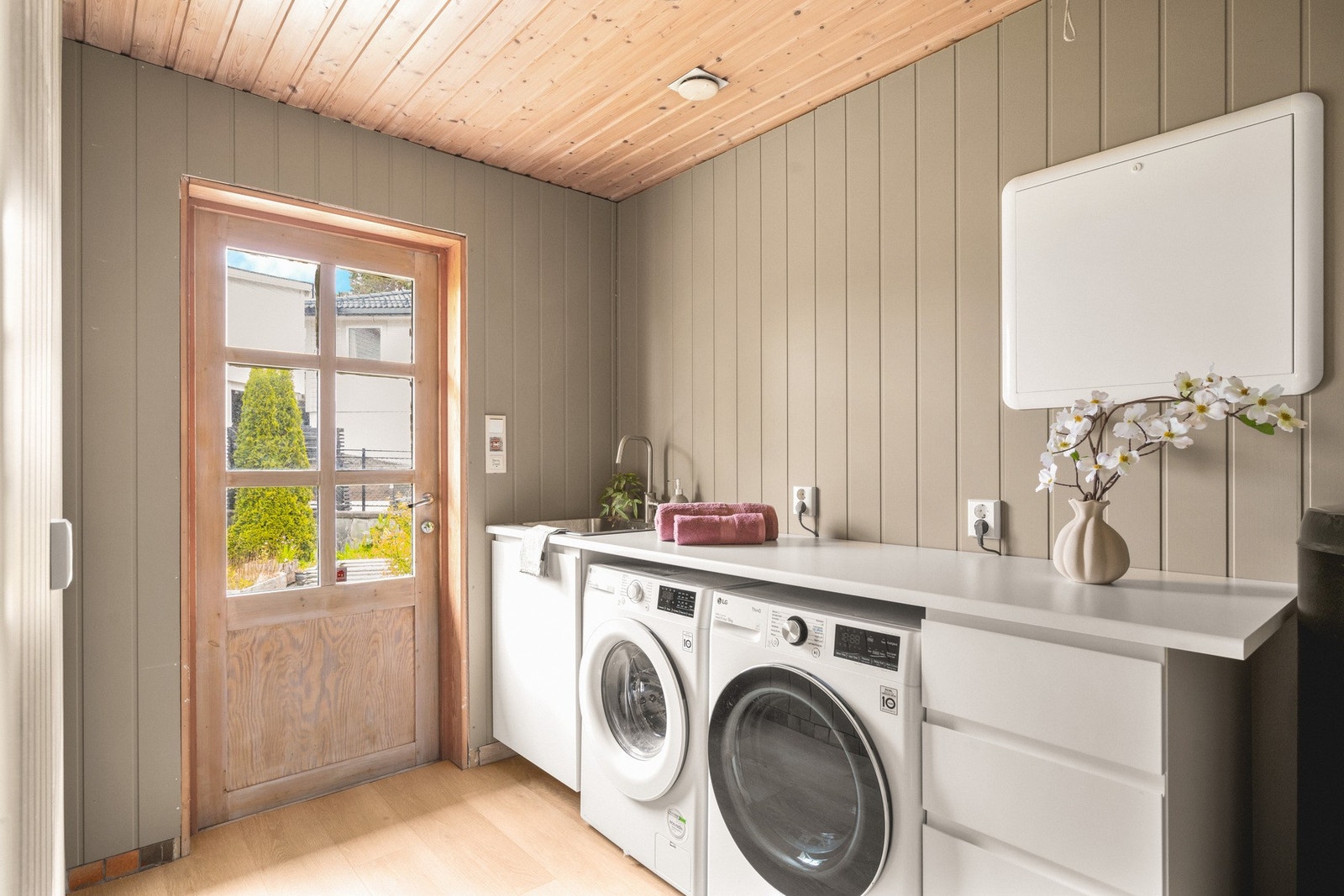 Eget vaskerom på 5,4 m², med opplegg for vaskemaskin og tørketrommel, utslagsvask og varmtvannsbereder. Galleribilde