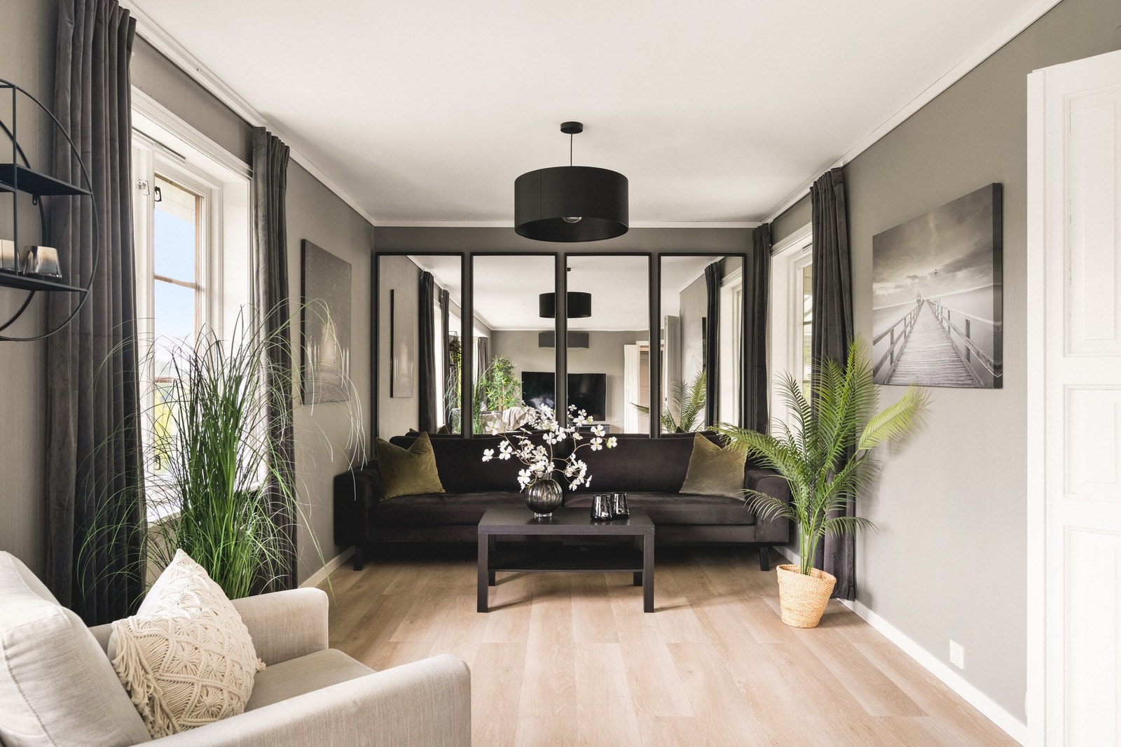 Stuen har et areal på hele 38 m², og kan enkelt innredes i sosiale soner. Galleribilde