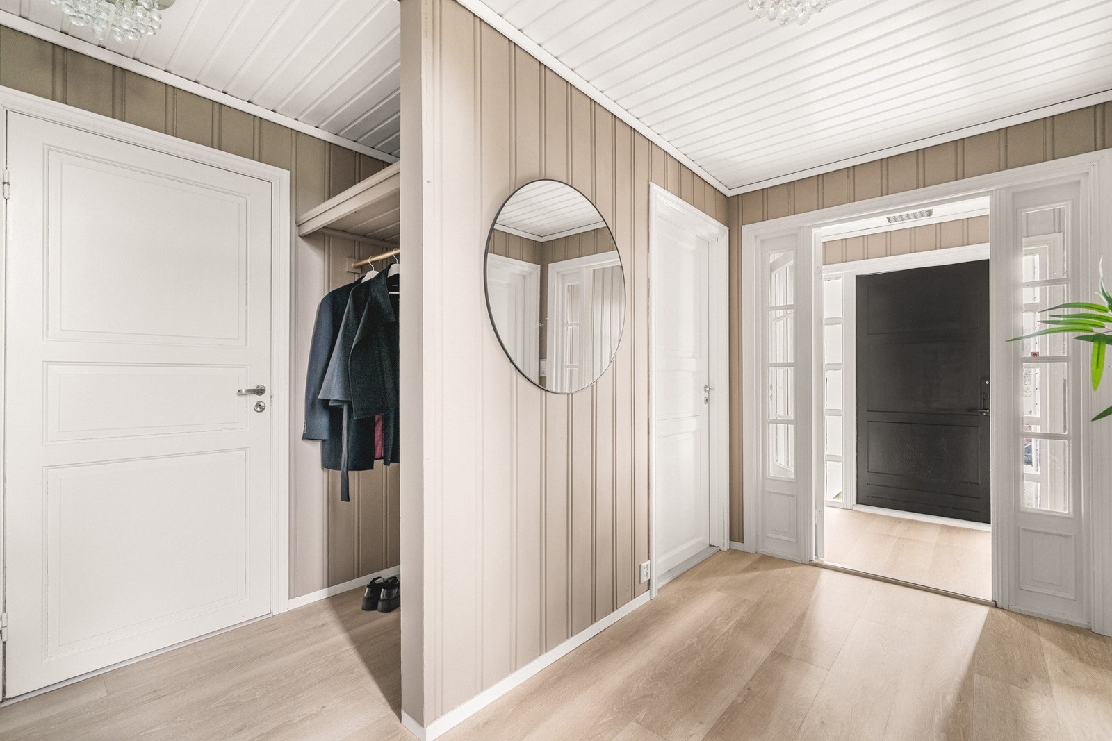 Både entréen og gangene gir godt med plass til å henge fra seg yttertøy og oppbevare annet en måtte ønske. Galleribilde