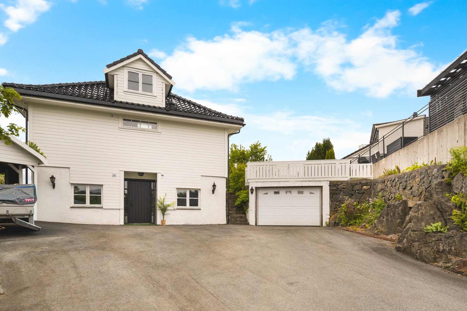 Det er godt med parkeringsplass på egen tomt, med både garasje og carport. Galleribilde