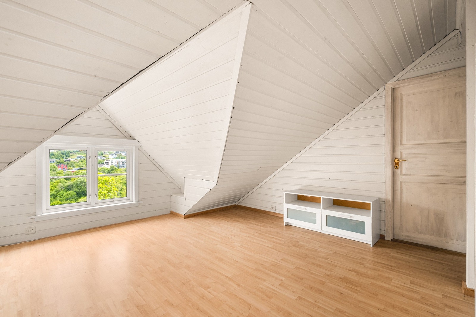 Denne etasjen passer perfekt til ungdommen i hus, om en ønsker seg en egen sone og mer privatliv. Galleribilde