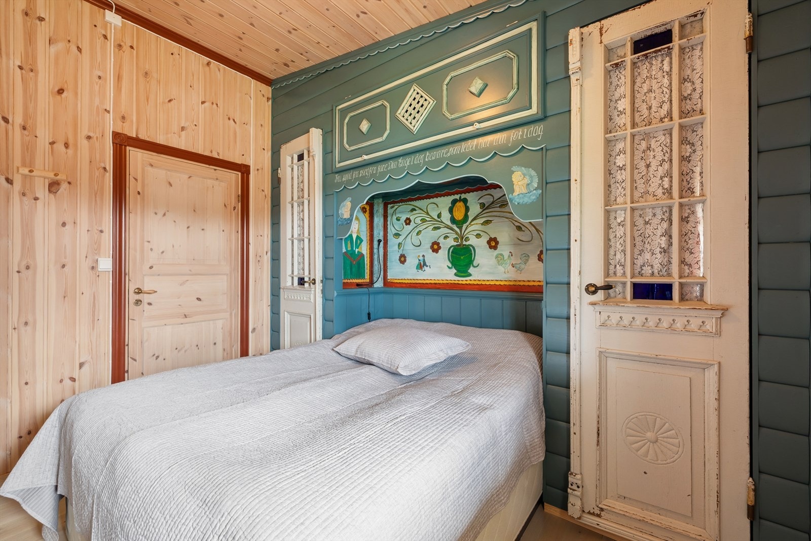 Hovedsoverommet, med unike, malte detaljer og innebygde skaper. Galleribilde