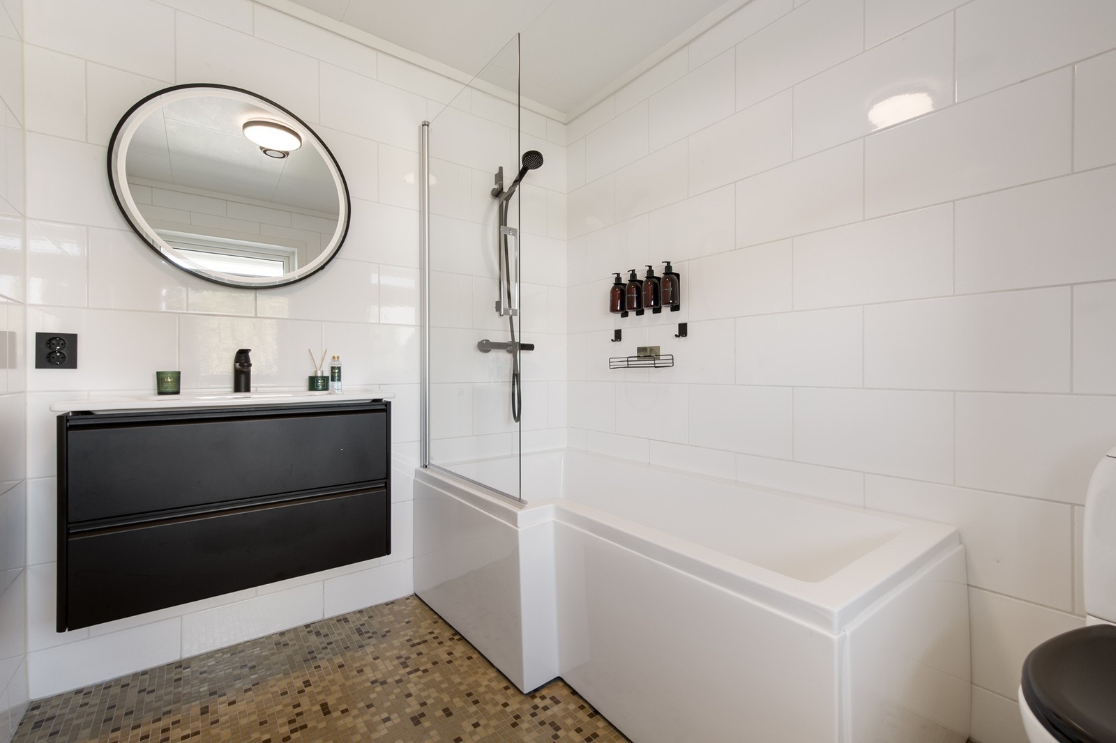 Badet i 2. etasje holder god standard og måler ca. 5,2m². Galleribilde
