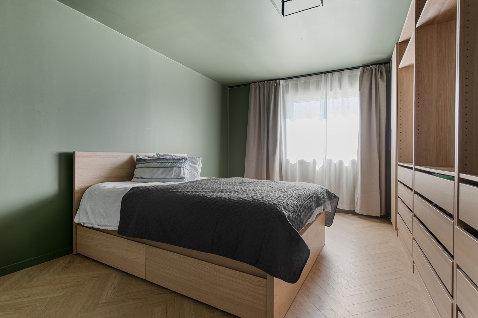 Luftig og lyst soverom på 17m², men god plass til dobbeltseng og annet møblement om ønskelig. Galleribilde