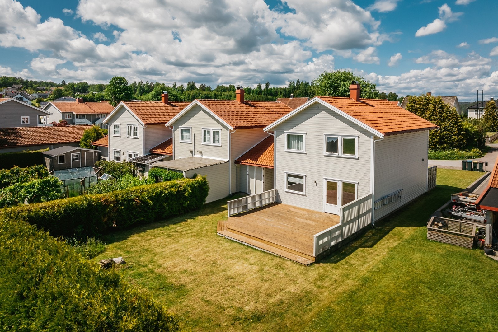 Her får man en innbydende kjedet enebolig på Sem med carport og lettstelt hage. Galleribilde
