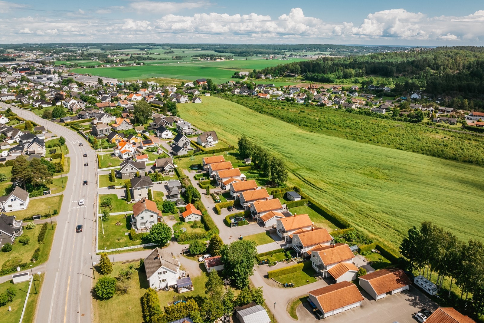 Eiendommen har gode solforhold, noe som er spesielt attraktivt i sommerhalvåret når man kan nyte lange og solrike dager. Galleribilde