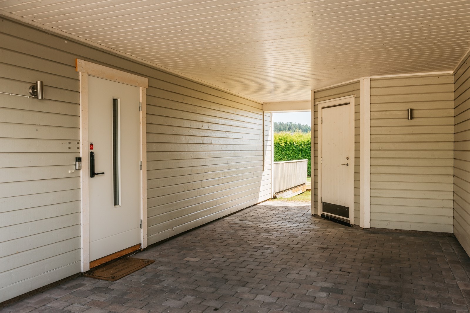 Ved inngangspartiet har du en praktisk carport med mulighet for EL-billader Galleribilde