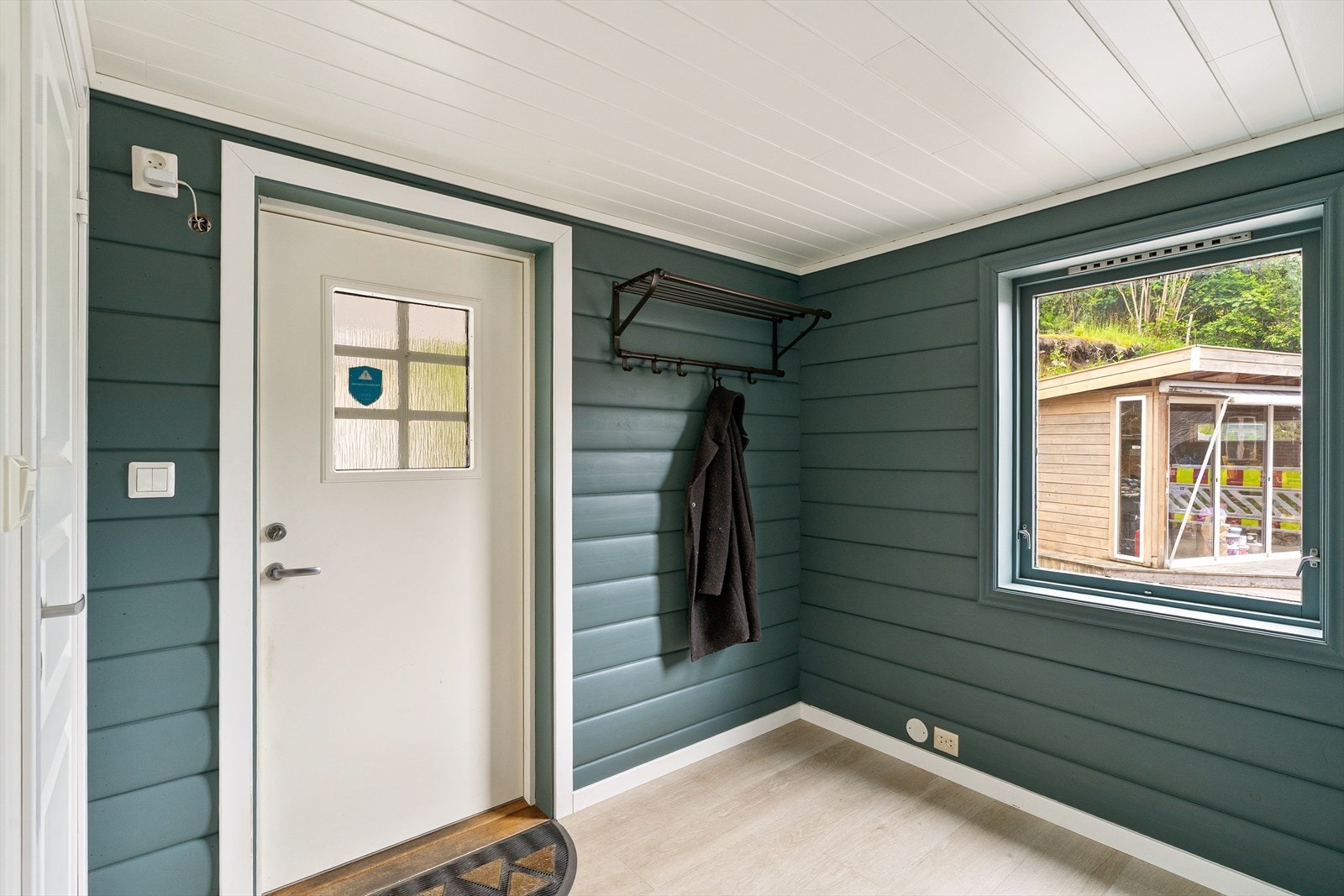Entréen har plass til yttertøy og sko. Galleribilde