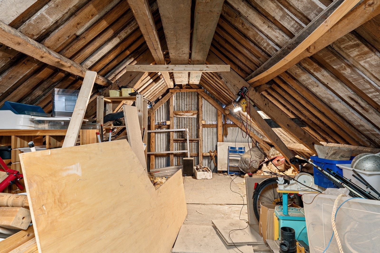 Uinnredede loftet i låven. Galleribilde
